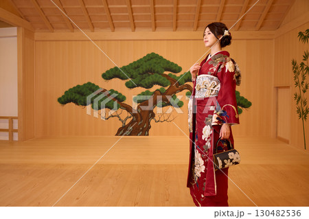 能舞台に立つ振袖姿の日本人女性 130482536