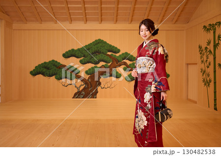 能舞台に立つ振袖姿の日本人女性 能舞台に立つ振袖姿の日本人女性 130482538