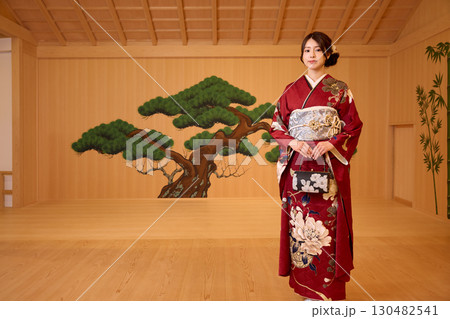 能舞台に立つ振袖姿の日本人女性 130482541