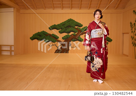 能舞台に立つ振袖姿の日本人女性 130482544
