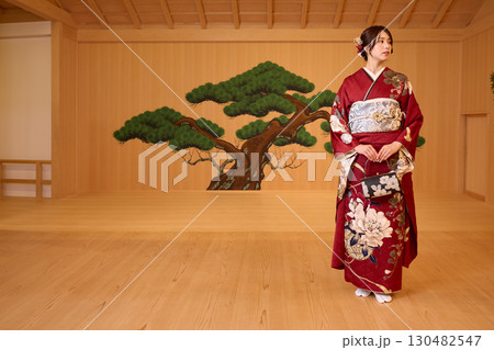 能舞台に立つ振袖姿の日本人女性 130482547