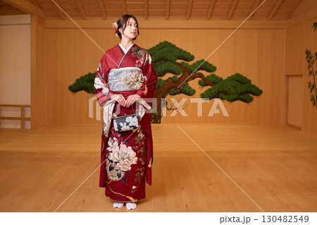 能舞台に立つ振袖姿の日本人女性 130482549
