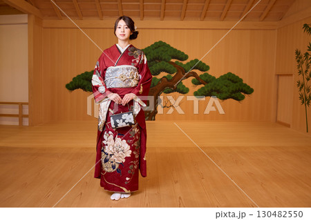 能舞台に立つ振袖姿の日本人女性 能舞台に立つ振袖姿の日本人女性 130482550