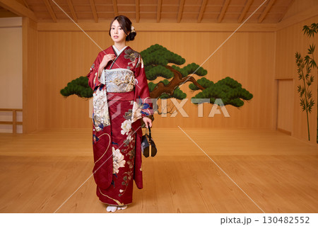 能舞台に立つ振袖姿の日本人女性 能舞台に立つ振袖姿の日本人女性 130482552