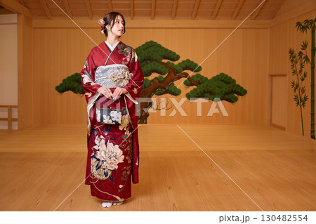 能舞台に立つ振袖姿の日本人女性 130482554