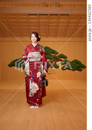 能舞台に立つ振袖姿の日本人女性 能舞台に立つ振袖姿の日本人女性 130482560