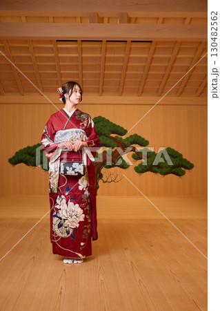 能舞台に立つ振袖姿の日本人女性 130482562