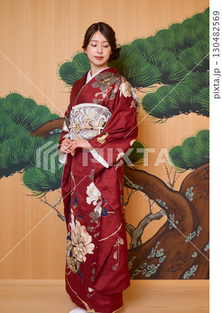 能舞台に立つ振袖姿の日本人女性 能舞台に立つ振袖姿の日本人女性 130482569