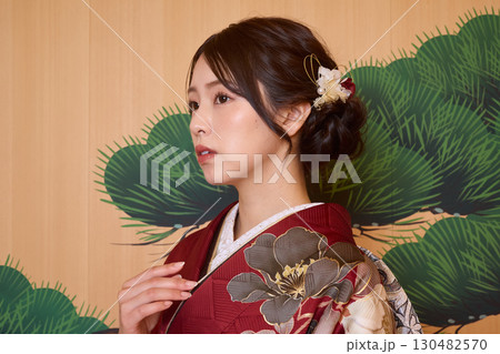 能舞台に立つ振袖姿の日本人女性 能舞台に立つ振袖姿の日本人女性 130482570