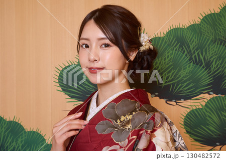 能舞台に立つ振袖姿の日本人女性 能舞台に立つ振袖姿の日本人女性 130482572