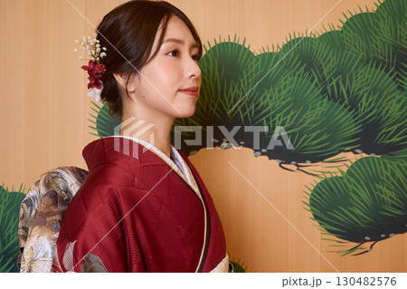 能舞台に立つ振袖姿の日本人女性 130482576