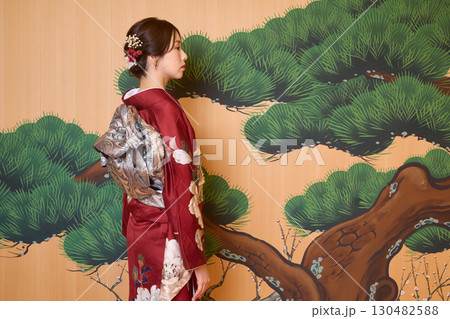 能舞台に立つ振袖姿の日本人女性 能舞台に立つ振袖姿の日本人女性 130482588