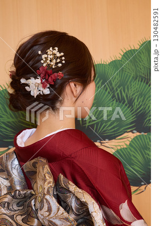 能舞台に立つ振袖姿の日本人女性 能舞台に立つ振袖姿の日本人女性 130482591