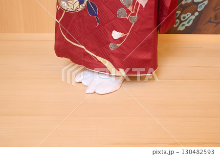 能舞台に立つ振袖姿の日本人女性 130482593
