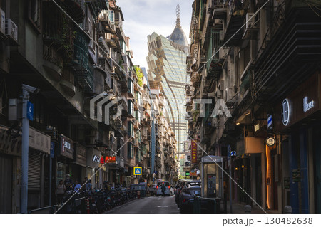 古い街並にそびえるグランドリスボア 130482638