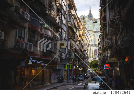 古い街並にそびえるグランドリスボア 130482641