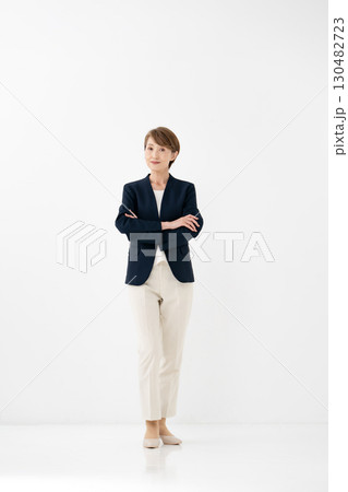 女性 ビジネス 全身 女性 ビジネス 全身 130482723
