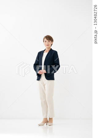 女性　ビジネス　全身 130482726