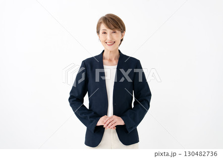 女性　ビジネス　ポートレート 130482736