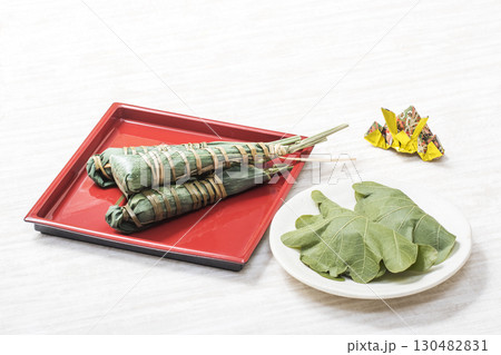 菓子器に載ったちまきと皿に載った柏餅　端午の節句　こどもの日　イメージ素材　 130482831