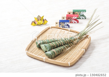 籠に載ったちまき　端午の節句　こどもの日　イメージ素材　 130482832