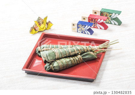 菓子器に載ったちまき　端午の節句　こどもの日　イメージ素材　 130482835