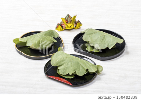 銘々皿に載った柏餅 端午の節句 こどもの日 イメージ素材 銘々皿に載った柏餅 端午の節句 こどもの日 イメージ素材 130482839
