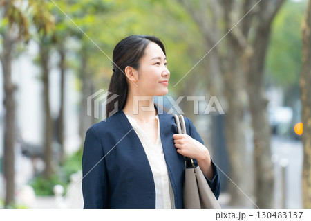 女性 ビジネス 屋外 女性 ビジネス 屋外 130483137