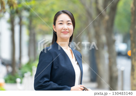 女性 ビジネス 屋外 女性 ビジネス 屋外 130483140