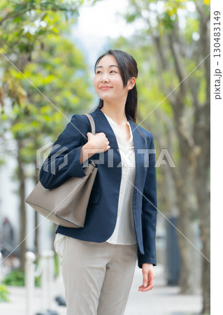 女性 ビジネス 屋外 女性 ビジネス 屋外 130483149
