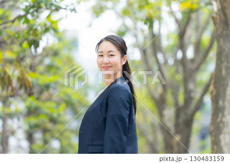 女性 ビジネス 屋外 女性 ビジネス 屋外 130483159
