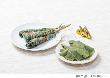 皿に載ったちまきとかしわ餅 端午の節句 こどもの日 イメージ素材 皿に載ったちまきとかしわ餅 端午の節句 こどもの日 イメージ素材 130483222