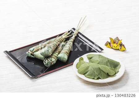 菓子器に載ったちまきと皿に載った柏餅　端午の節句　こどもの日　イメージ素材　 130483226