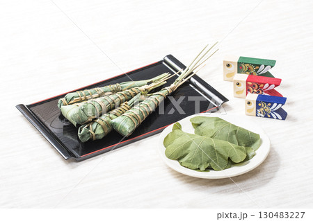 菓子器に載ったちまきと皿に載った柏餅 端午の節句 こどもの日 イメージ素材  菓子器に載ったちまきと皿に載った柏餅 端午の節句 こどもの日 イメージ素材  130483227