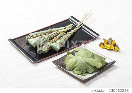 菓子器に載ったちまきと皿に載った柏餅 端午の節句 こどもの日 イメージ素材 菓子器に載ったちまきと皿に載った柏餅 端午の節句 こどもの日 イメージ素材 130483228