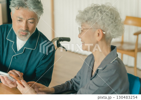 高齢者施設の入居者 130483254