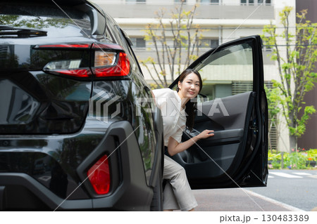 女性　車　路駐 130483389