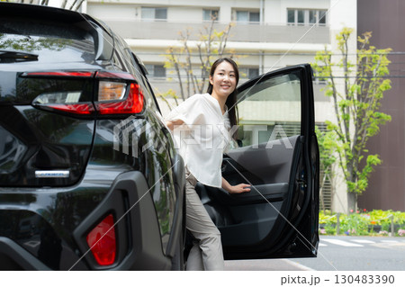 女性　車　路駐 130483390