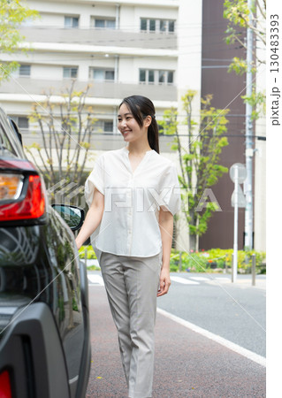 女性 車 路駐 女性 車 路駐 130483393
