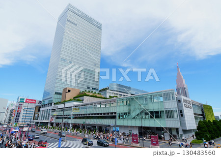 東京　新宿　新宿駅南口の駅前風景 130483560