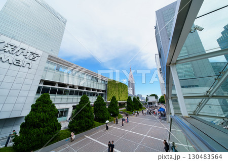 東京 新宿 新宿駅南口の駅前風景 東京 新宿 新宿駅南口の駅前風景 130483564