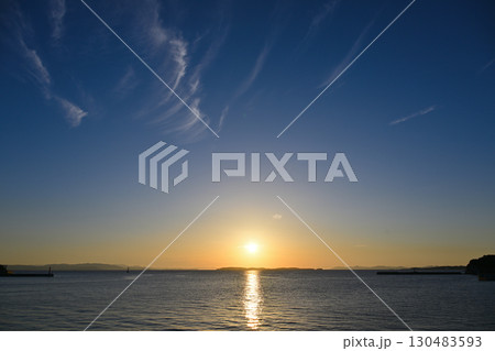 海に昇る朝日 海に昇る朝日 130483593
