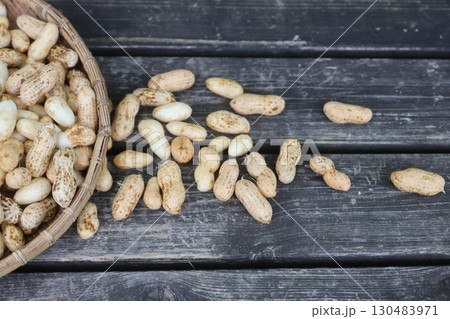 たくさんのピーナッツ たくさんのピーナッツ 130483971