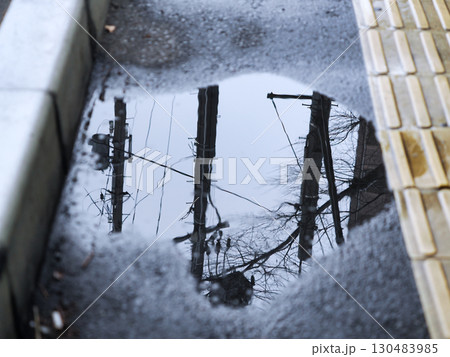 歩道の水たまりに映った電柱 歩道の水たまりに映った電柱 130483985