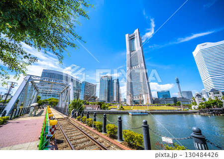 日本の横浜都市景観珍景レールがむき出しに…汽車道から横浜ランドマークタワーや賑わう日本丸…などを望む 130484426