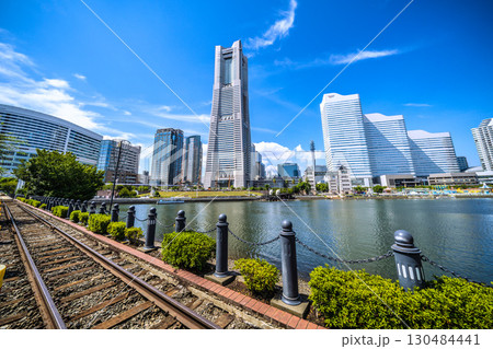 日本の横浜都市景観珍景レールがむき出しに…汽車道から横浜ランドマークタワーや賑わう日本丸…などを望む 130484441
