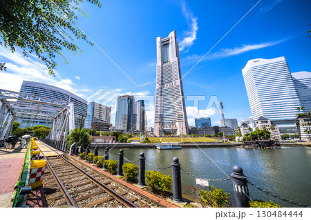 日本の横浜都市景観珍景レールがむき出しに…汽車道から横浜ランドマークタワーや賑わう日本丸…などを望む 130484444
