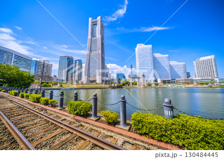 日本の横浜都市景観珍景レールがむき出しに…汽車道から横浜ランドマークタワーや賑わう日本丸…などを望む 130484445