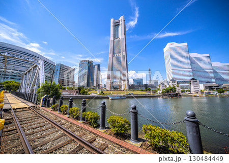 日本の横浜都市景観珍景レールがむき出しに…汽車道から横浜ランドマークタワーや賑わう日本丸…などを望む 130484449