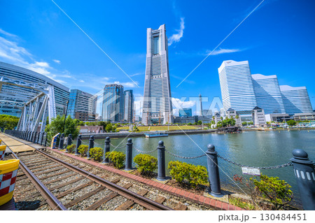日本の横浜都市景観珍景レールがむき出しに…汽車道から横浜ランドマークタワーや賑わう日本丸…などを望む 日本の横浜都市景観珍景レールがむき出しに…汽車道から横浜ランドマークタワーや賑わう日本丸…などを望む 130484451
